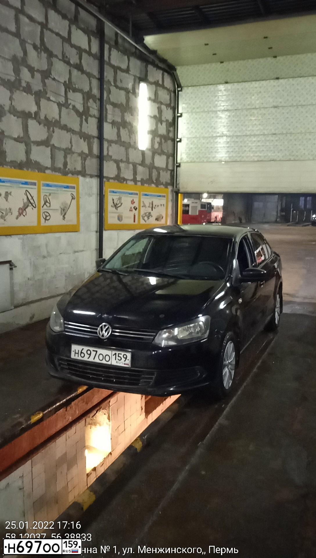 Фото автомобиля VOLKSWAGEN POLO, 2012 — госномер О829СС159. Цвет: ЧЕРНЫЙ