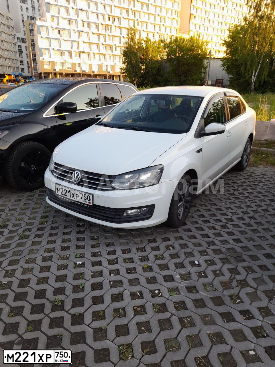 Фото автомобиля VOLKSWAGEN POLO, 2019 — госномер М221ХР750. Цвет: БЕЛЫЙ