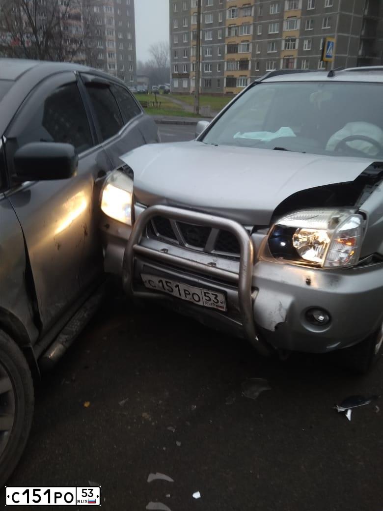 Фото автомобиля NISSAN X-TRAIL, 2004 — госномер К444ОС199. Цвет: СЕРЫЙ МЕТАЛЛИК