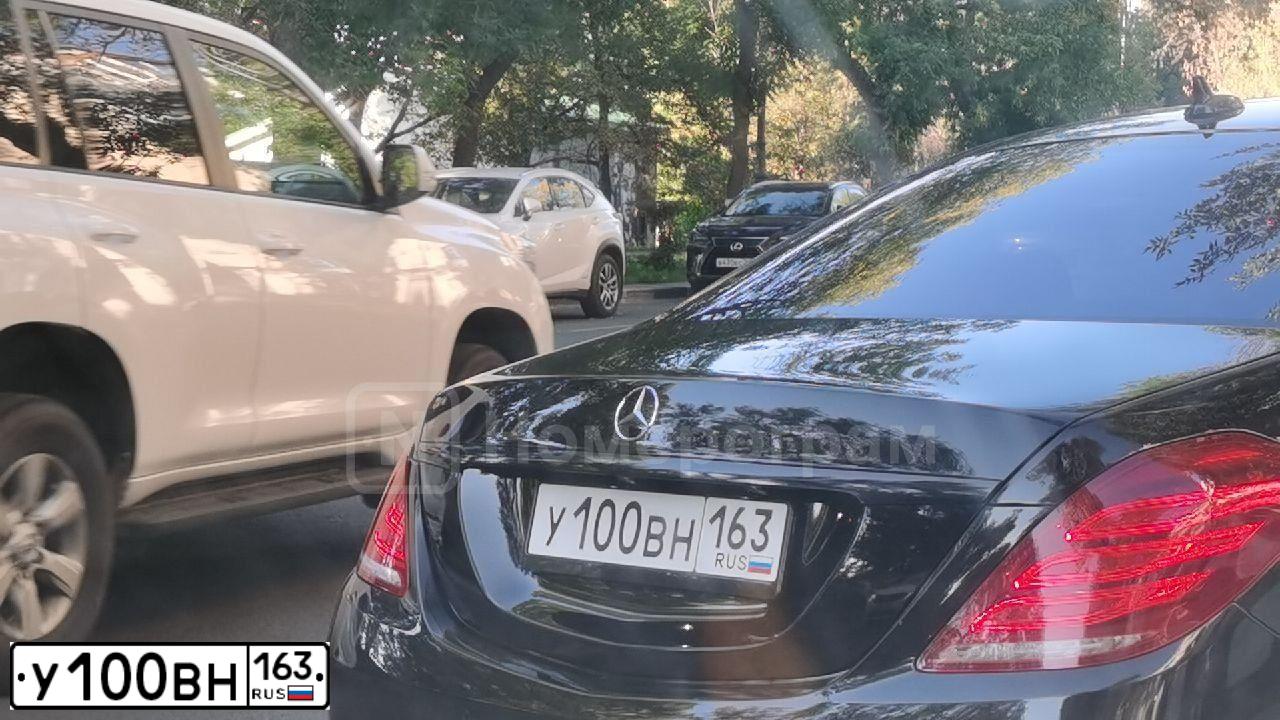 Фото автомобиля VOLKSWAGEN TOUAREG, 2008 — госномер Е400РР702. Цвет: ЧЕРНЫЙ