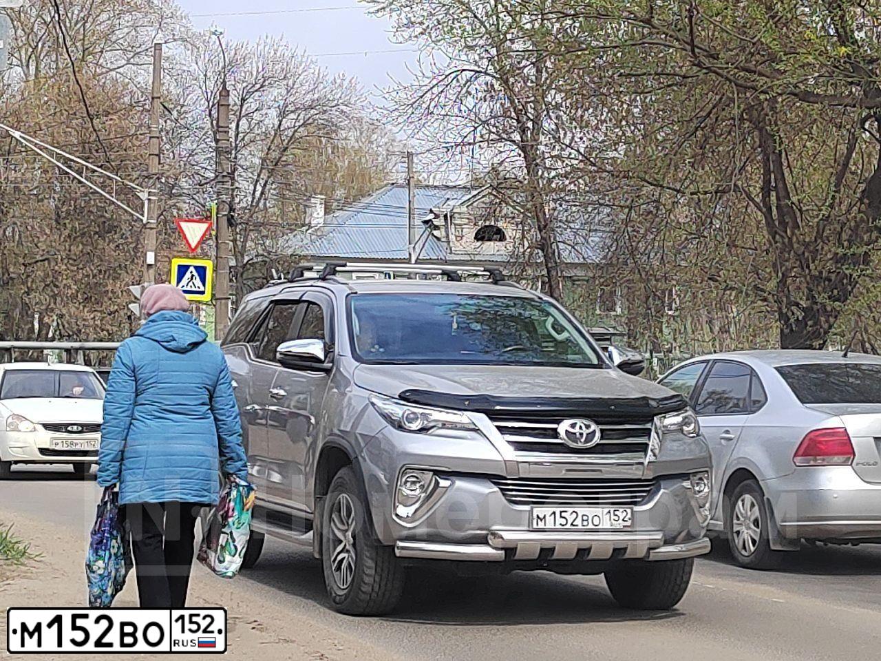Фото автомобиля VOLKSWAGEN CARAVELLE, 2013 — госномер Р530СТ29. Цвет: ТЕМНО-СЕРЫЙ