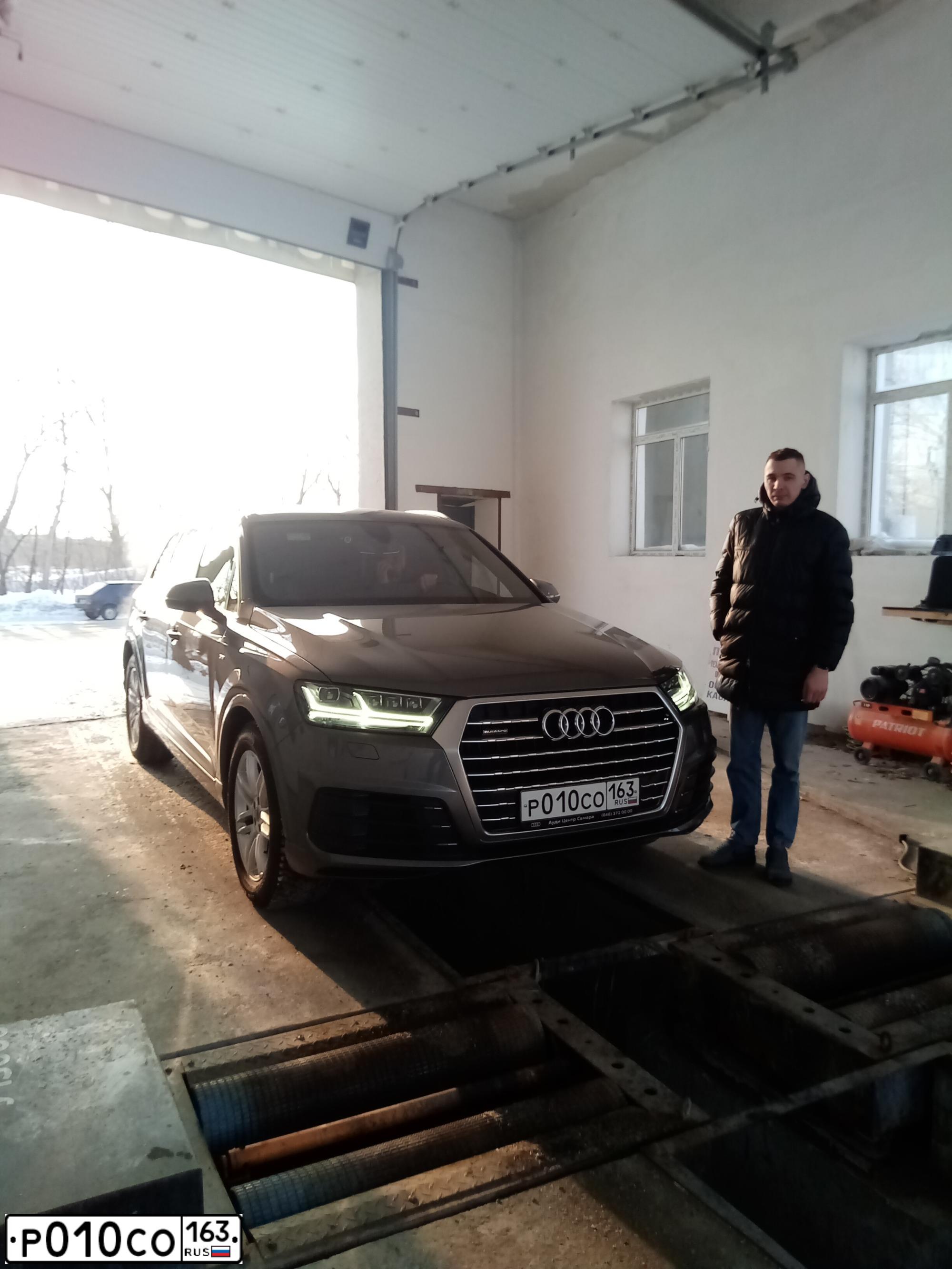 Фото автомобиля AUDI Q7, 2017 — госномер Р010СО163. Цвет: Серый