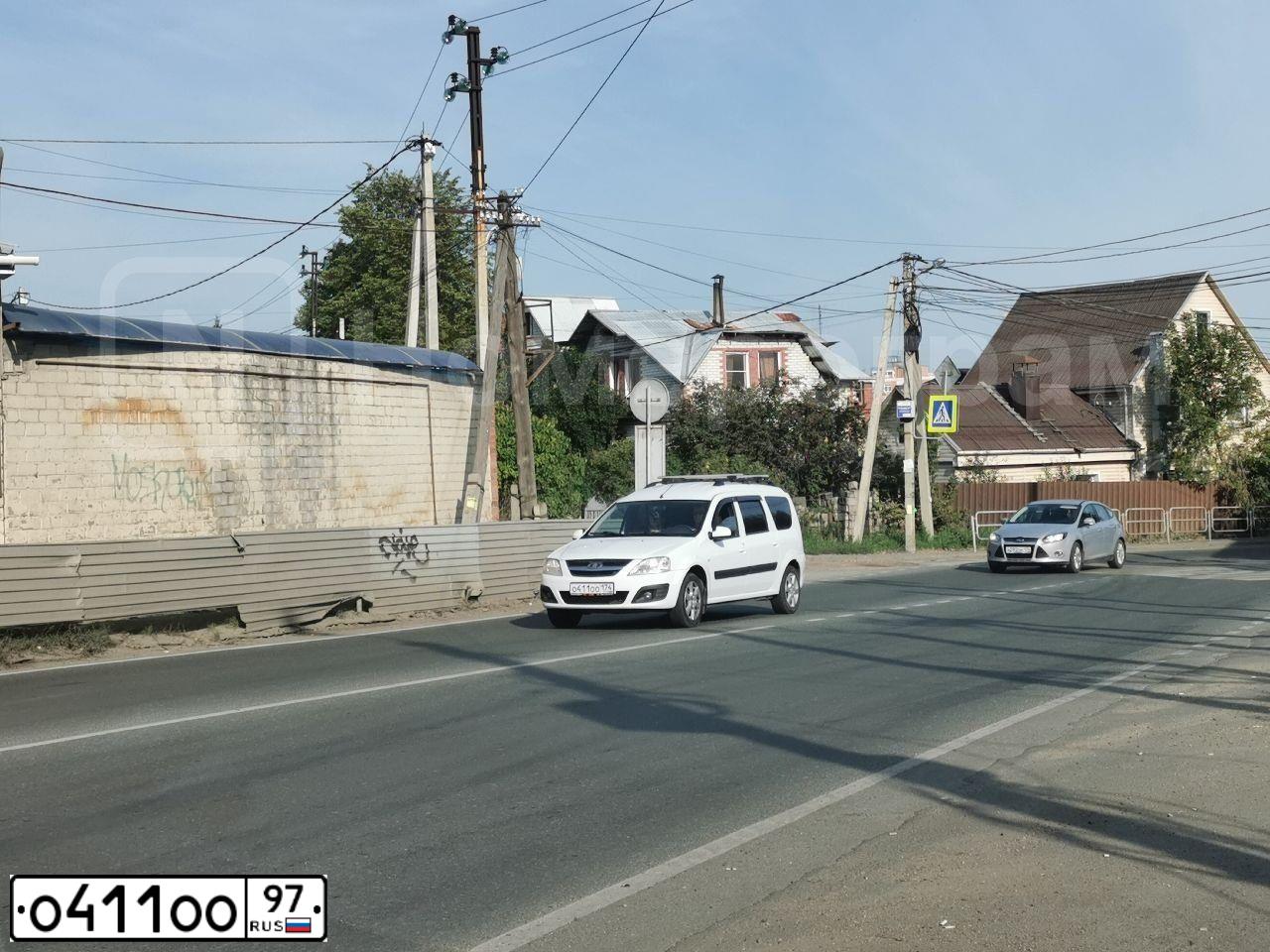 Фото автомобиля PORSCHE CAYENNE, 2004 — госномер О411ОО97. Цвет: ВИШНЕВЫЙ