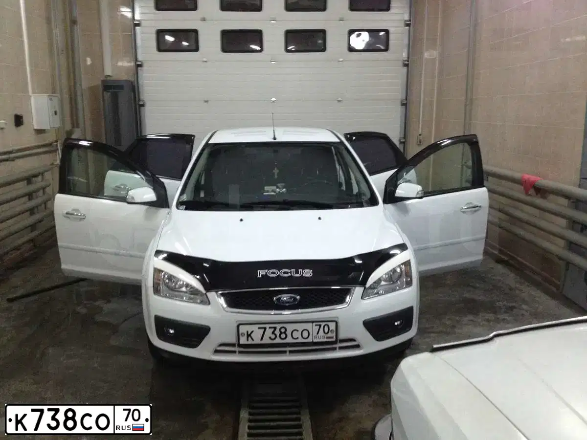 Фото автомобиля FORD FOCUS, 2007 — госномер К738СО70. Цвет: Белый
