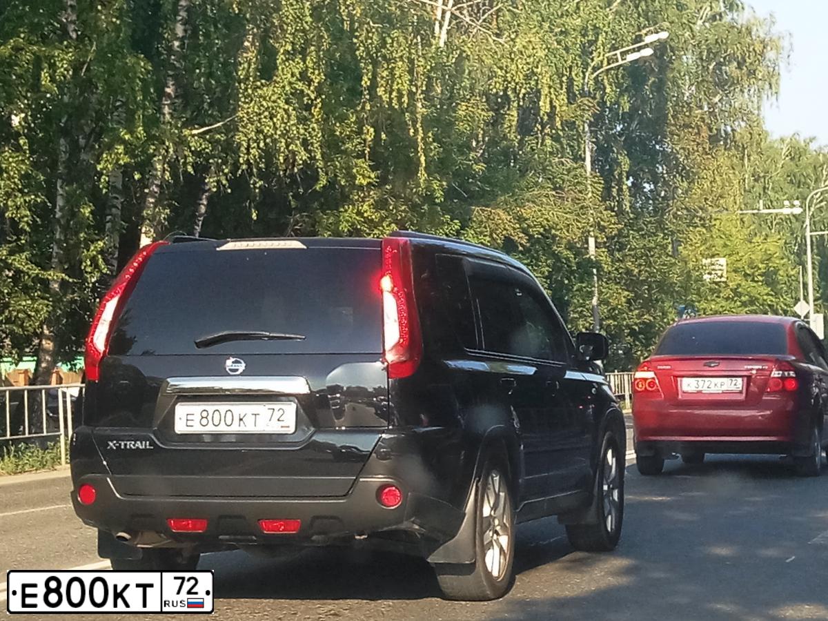 Фото автомобиля NISSAN X-TRAIL, 2019 — госномер Е800КТ72. Цвет: ЧЕРНЫЙ