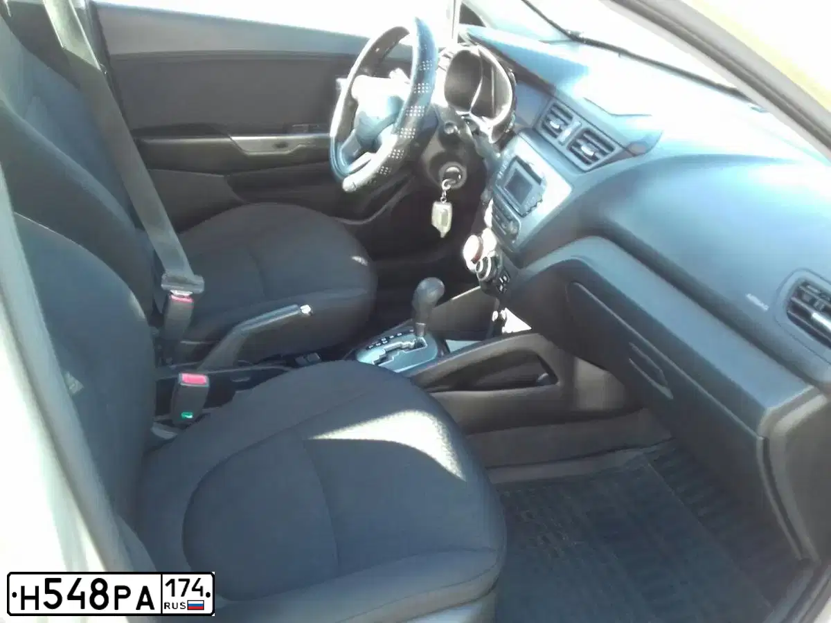 Фото автомобиля KIA RIO, 2012 — госномер Н548РА174. Цвет: БЕЖЕВЫЙ