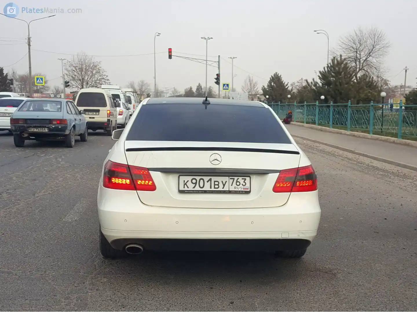 Фото автомобиля MERCEDES E-KLASSE, 2010 — госномер Р898ОР790. Цвет: Белый