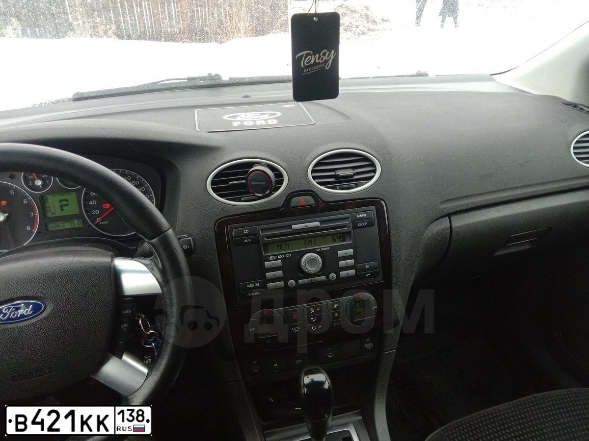 Фото автомобиля FORD FOCUS, 2006 — госномер В421КК138. Цвет: Серебристый