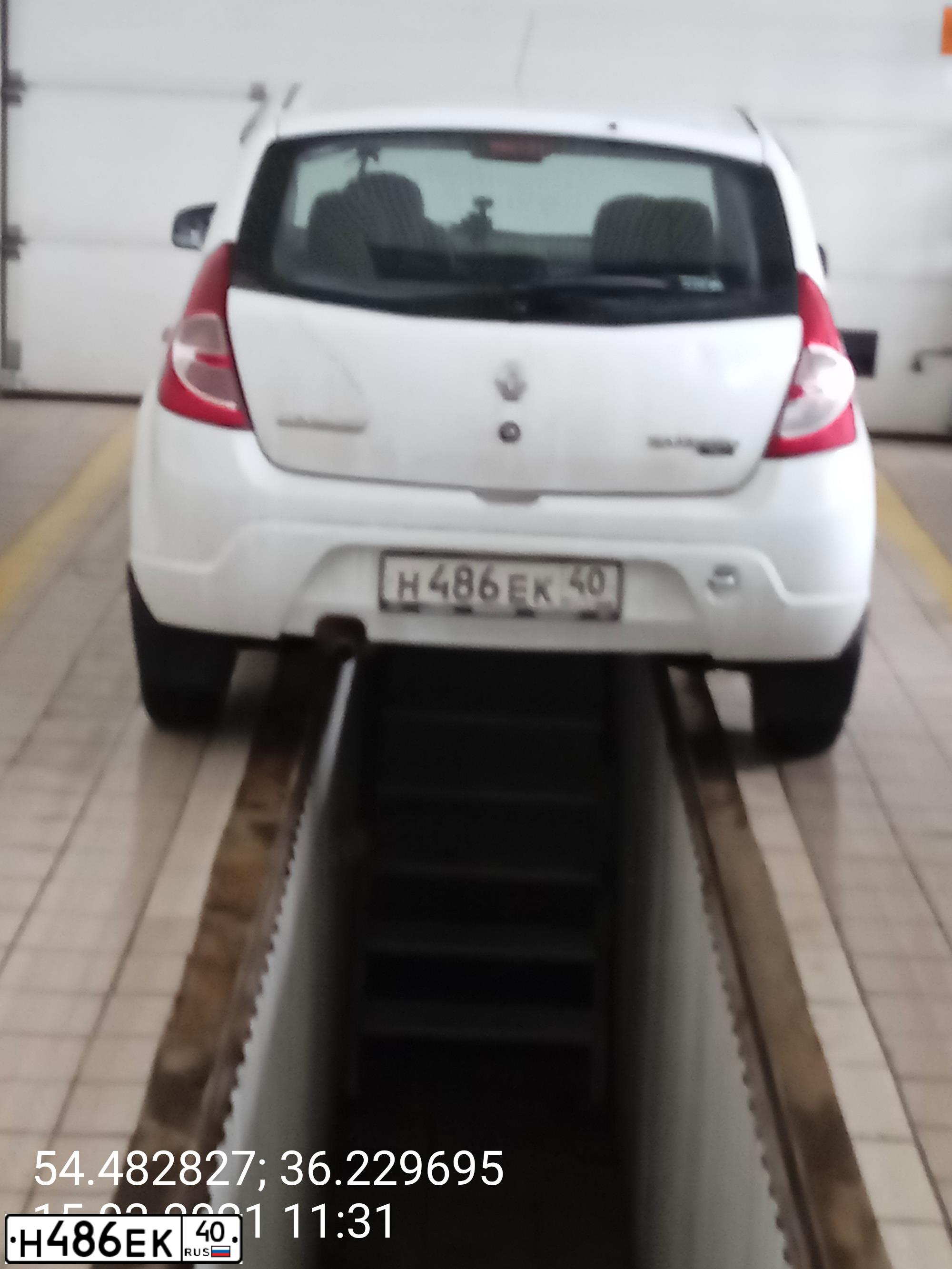Фото автомобиля RENAULT SANDERO, 2011 — госномер Н486ЕК40. Цвет: Белый