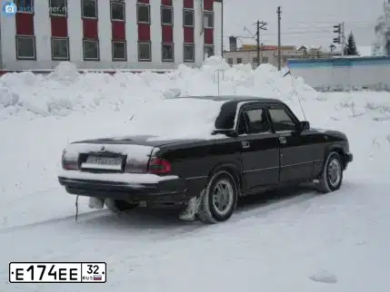 Фото автомобиля GAZ 3110 WOLGA, 1999 — госномер М586ОЕ32. Цвет: ТЕМНО-КОРИЧНЕВЫЙ