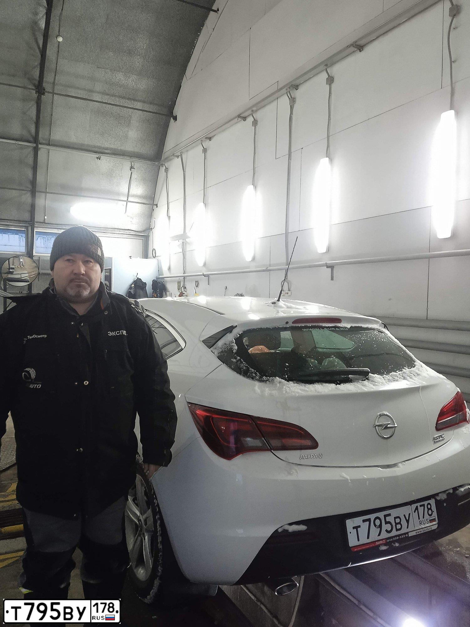Фото автомобиля OPEL ASTRA, 2014 — госномер Т795ВУ178. Цвет: БЕЛЫЙ