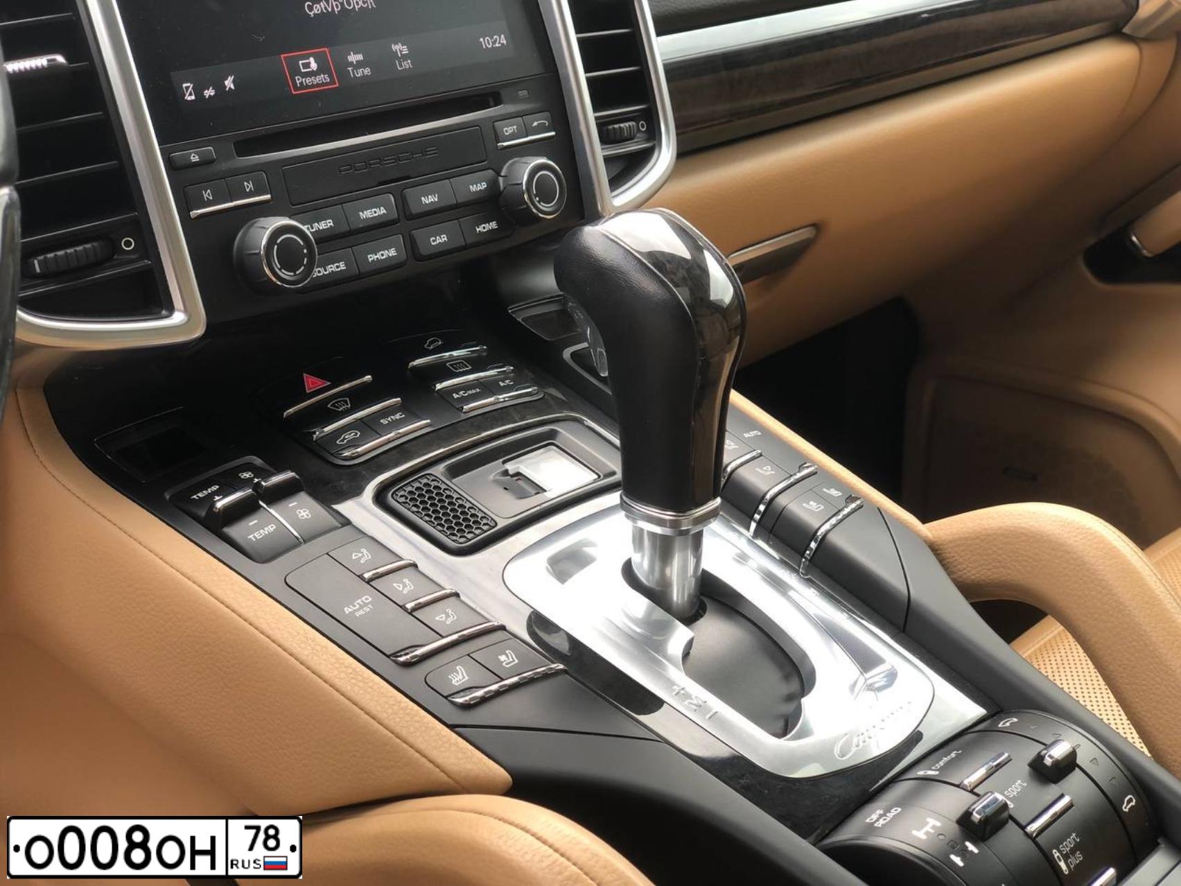 Фото автомобиля PORSCHE CAYENNE, 2017 — госномер О008ОН78. Цвет: Коричневый
