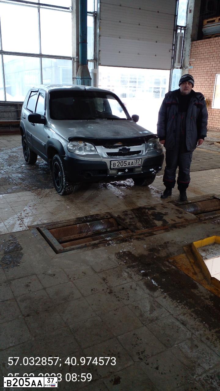 Фото автомобиля CHEVROLET NIVA, 2010 — госномер В205АА37. Цвет: Светло-Серебристый металлик