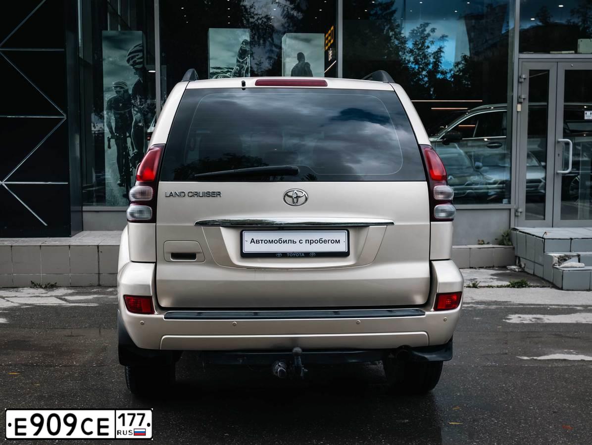 Фото автомобиля TOYOTA LANDCRUISER, 2007 — госномер Е909СЕ177. Цвет: БЕЖЕВЫЙ