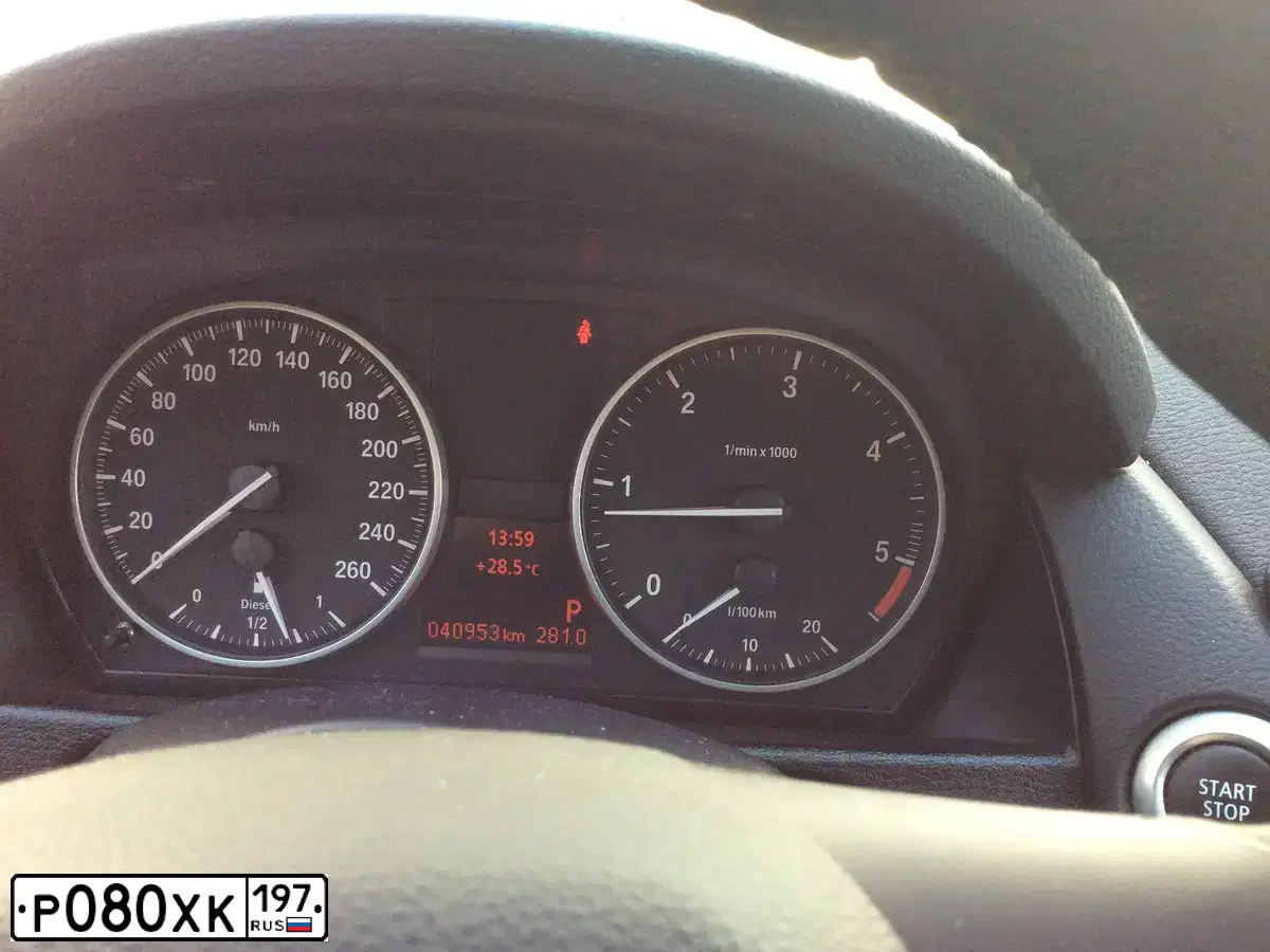 Фото автомобиля BMW X1, 2012 — госномер Р080ХК197. Цвет: Белый