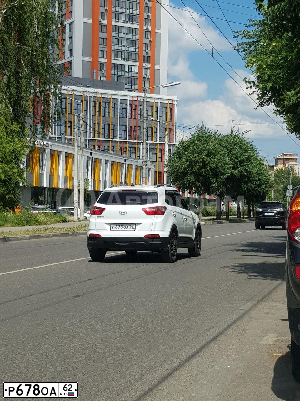 Фото автомобиля RENAULT SANDERO, 2013 — госномер Р678ОА62. Цвет: СВЕТЛО-СЕРЫЙ