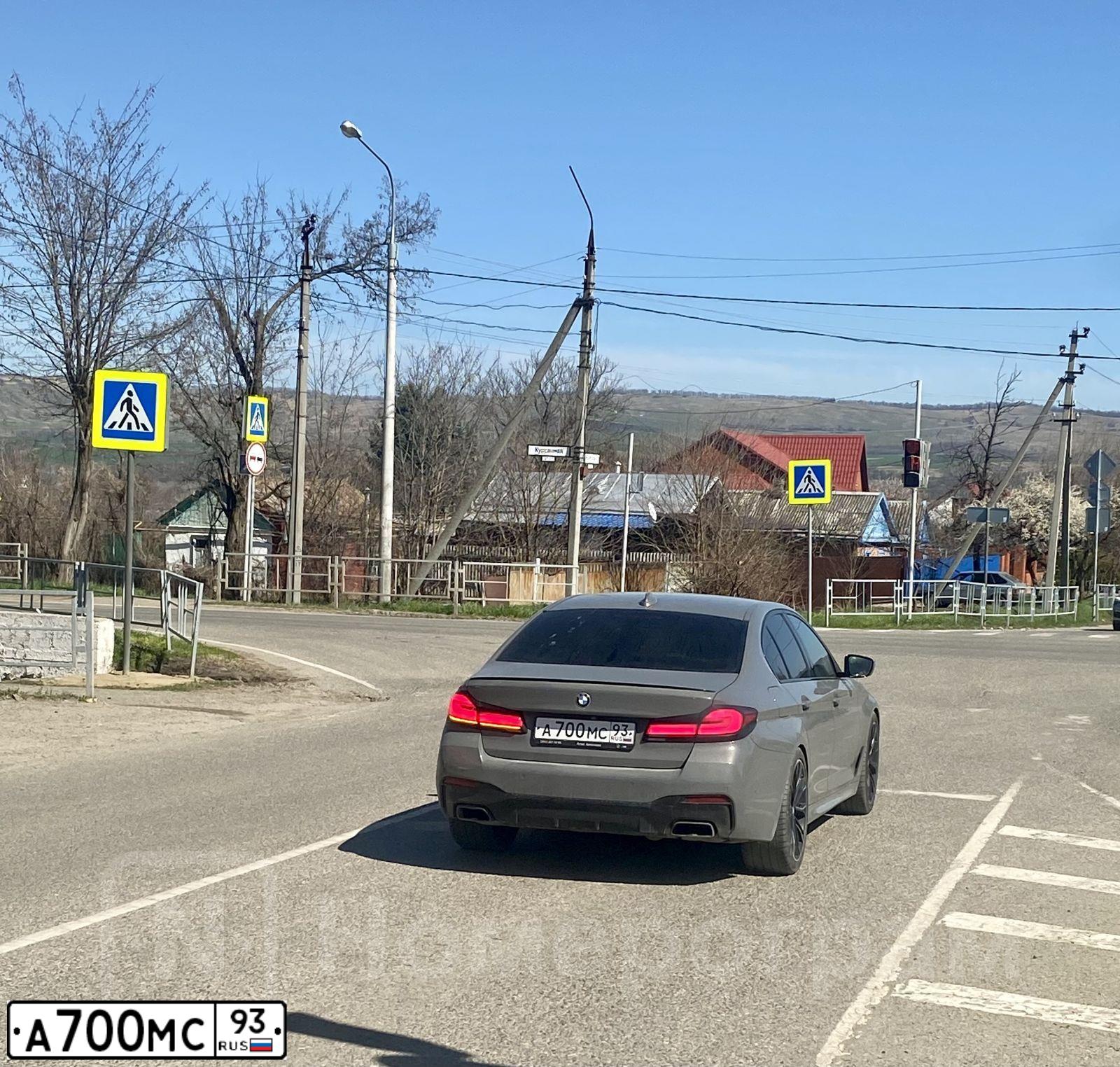 Фото автомобиля BMW W SERIE 3, 2018 — госномер М555СК23. Цвет: Белый