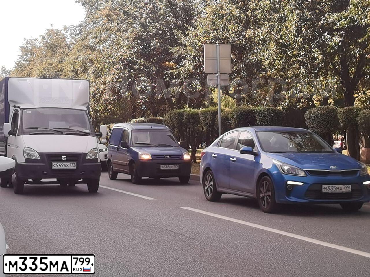 Фото автомобиля KIA RIO, 2018 — госномер М335МА799. Цвет: СИНИЙ