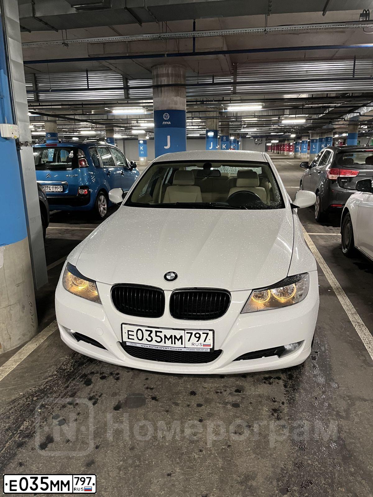 Фото автомобиля BMW 318I, 2009 — госномер О795СВ797. Цвет: Белый