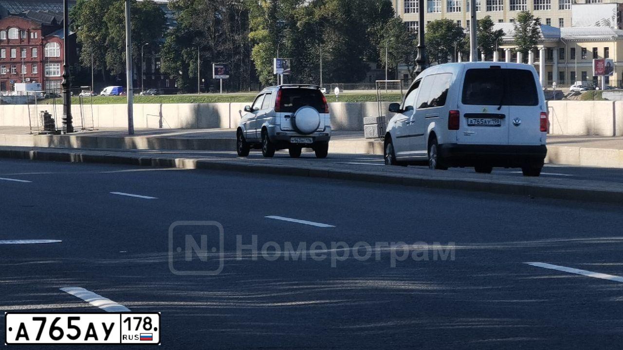 Фото автомобиля TOYOTA LANDCRUISER, 2003 — госномер А765АУ178. Цвет: СИНИЙ