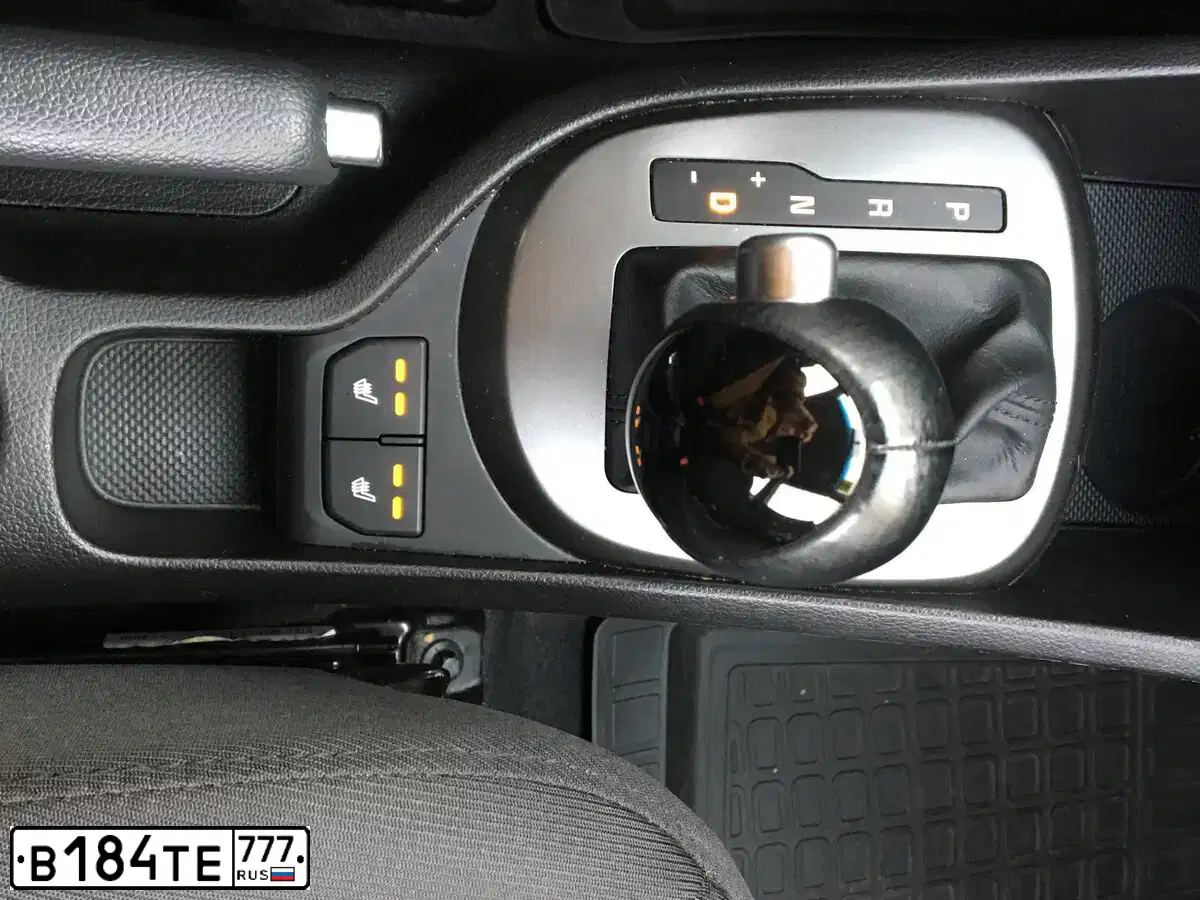 Фото автомобиля KIA RIO, 2016 — госномер А625ХЕ750. Цвет: Серебристый
