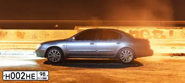 Фото автомобиля NISSAN MAXIMA, 2004 — госномер Н002НЕ98. Цвет: СЕРЫЙ