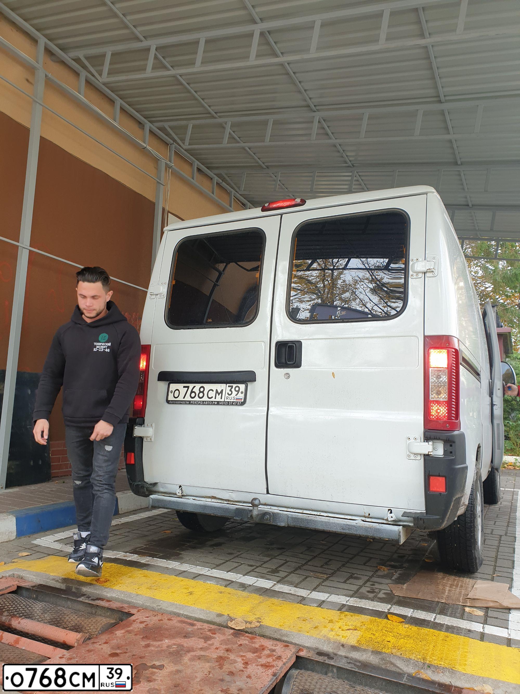 Фото автомобиля PEUGEOT BOXER, 2002 — госномер О768СМ39. Цвет: Белый