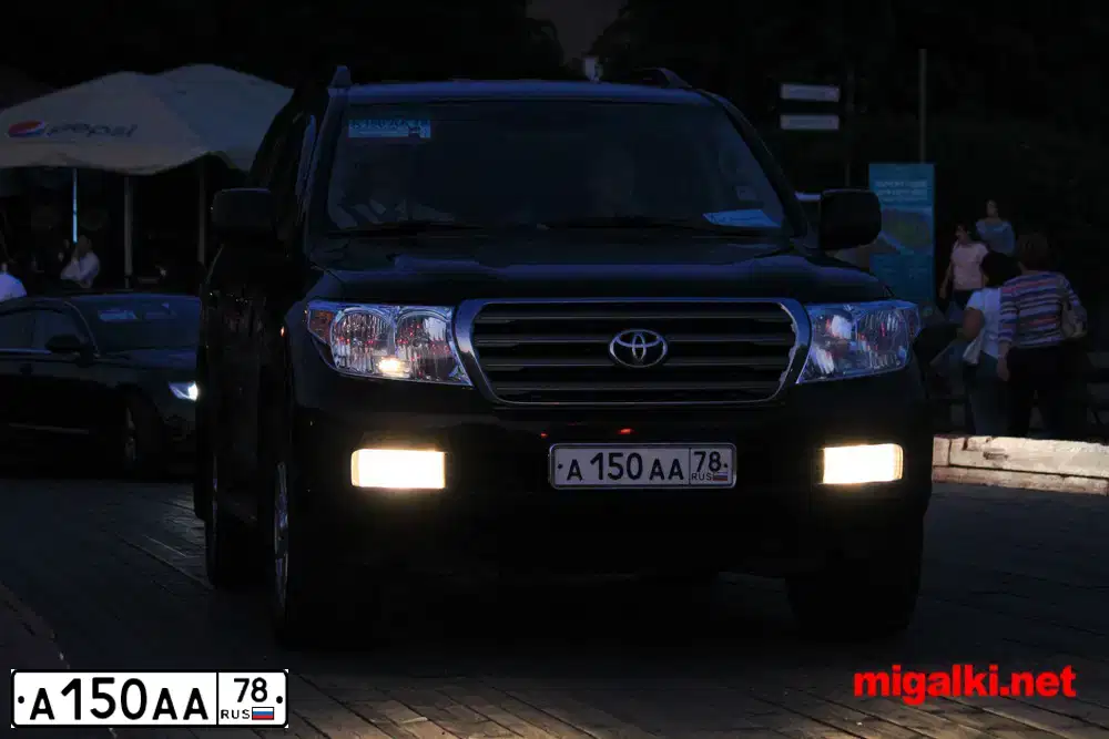 Фото автомобиля TOYOTA LANDCRUISER 200, 2009 — госномер А150АА78. Цвет: ЧЕРНЫЙ