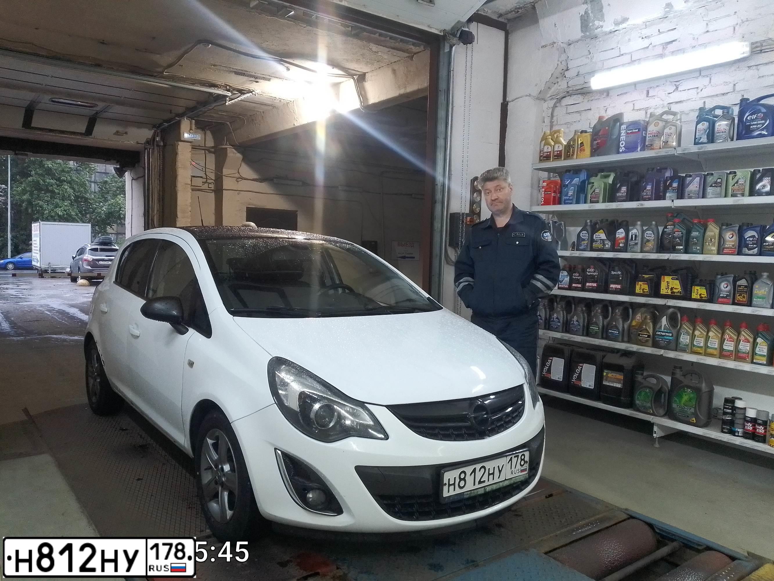 Фото автомобиля OPEL CORSA, 2012 — госномер Е970НВ51. Цвет: Белый