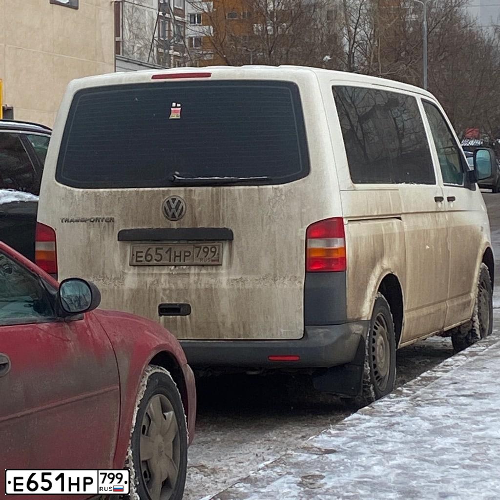 Фото автомобиля VOLKSWAGEN TRANSPORTER, 2009 — госномер С797СУ777. Цвет: СЕРО-БЕЛЫЙ