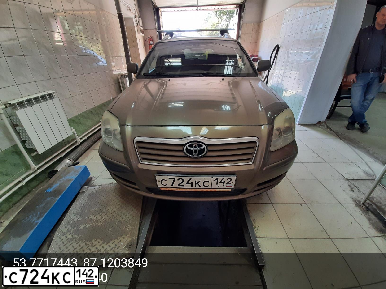 Фото автомобиля TOYOTA AVENSIS, 2004 — госномер С724КС142. Цвет: Коричневый