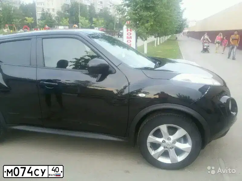 Фото автомобиля NISSAN JUKE, 2011 — госномер М074СУ40. Цвет: ЧЕРНЫЙ
