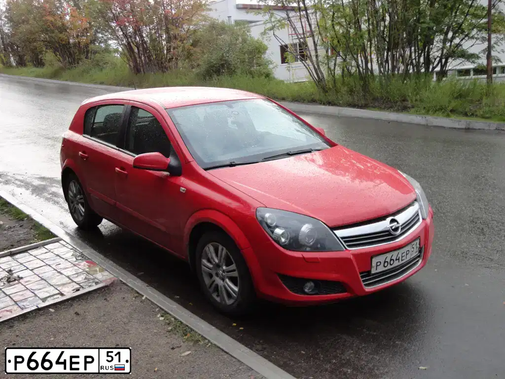 Фото автомобиля OPEL ASTRA, 2007 — госномер Р664ЕР51. Цвет: Красный