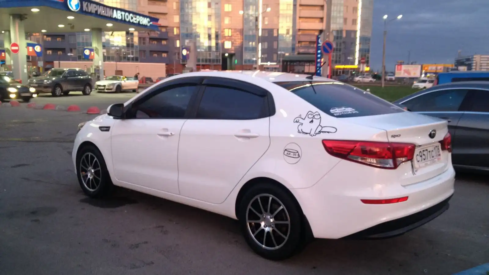 Фото автомобиля KIA RIO, 2015 — госномер Р775КХ152. Цвет: Белый