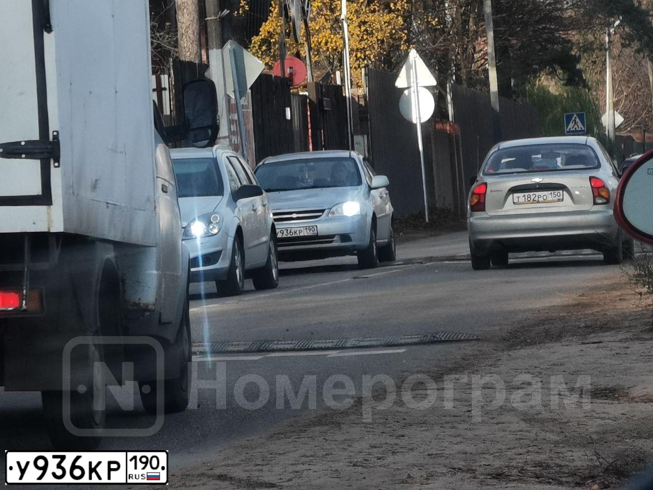 Фото автомобиля CHEVROLET LACETTI, 2010 — госномер Е344АР250. Цвет: Серебристый