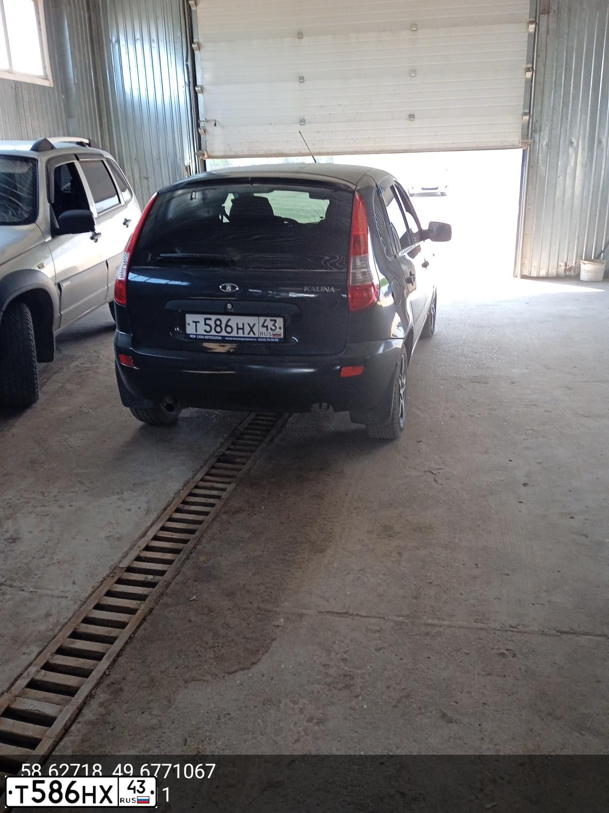 Фото автомобиля LADA KALINA, 2012 — госномер Е564СС43. Цвет: Сине-Черный