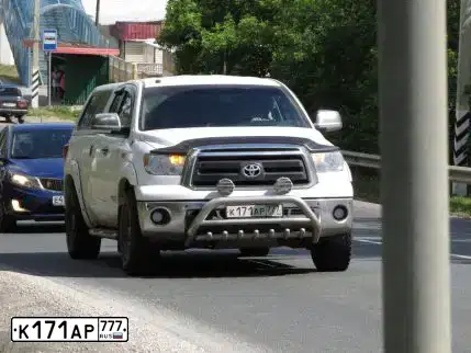 Фото автомобиля TOYOTA TUNDRA, 2012 — госномер С011ТУ790. Цвет: Белый