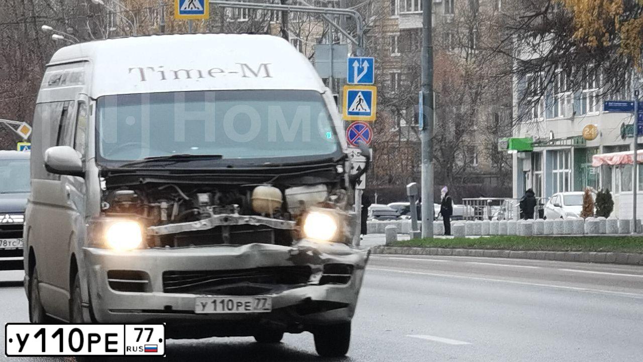 Фото автомобиля TOYOTA HIACE, 2009 — госномер У110РЕ77
