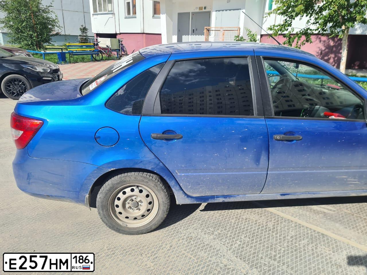 Фото автомобиля LADA 2190 GRANTA, 2018 — госномер Е257НМ186. Цвет: ЯРКО-СИНИЙ