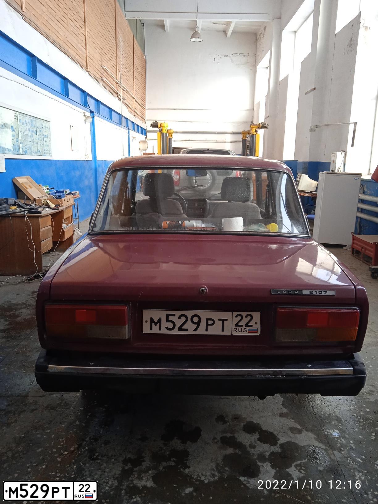 Фото автомобиля LADA 2107, 2002 — госномер М529РТ22. Цвет: ТЕМНО-БОРДОВЫЙ