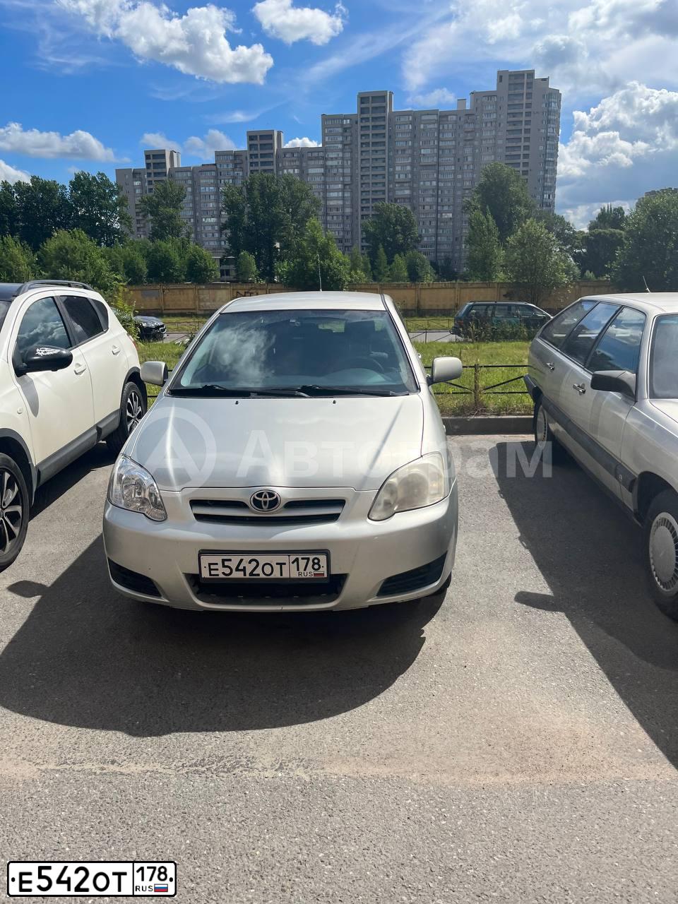 Фото автомобиля TOYOTA COROLLA, 2004 — госномер Е542ОТ178. Цвет: СЕРЕБРИСТЫЙ