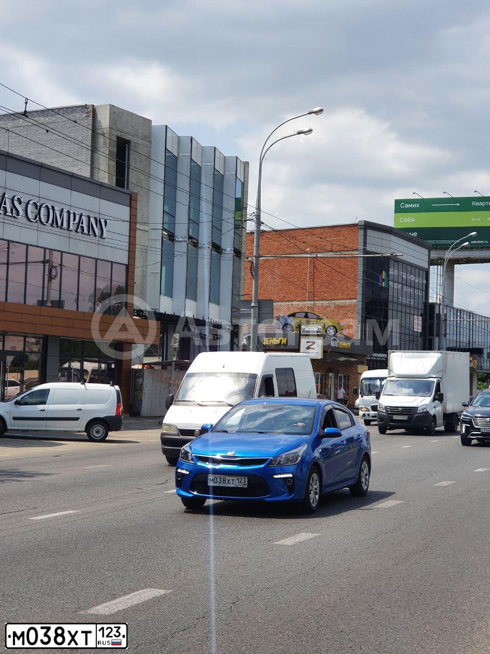Фото автомобиля KIA RIO, 2019 — госномер Е800ВЕ01. Цвет: синий