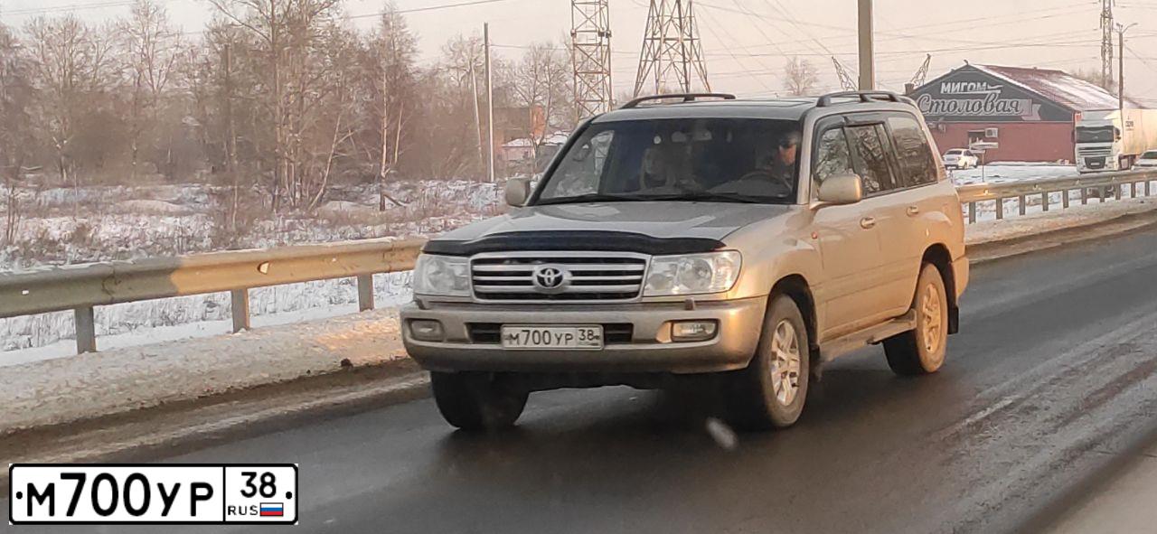 Фото автомобиля TOYOTA LANDCRUISER, 2000 — госномер М700УР38. Цвет: ЖЕЛТЫЙ