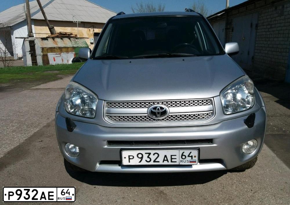 Фото автомобиля TOYOTA RAV4, 2004 — госномер М004МА64. Цвет: СЕРЕБРИСТЫЙ