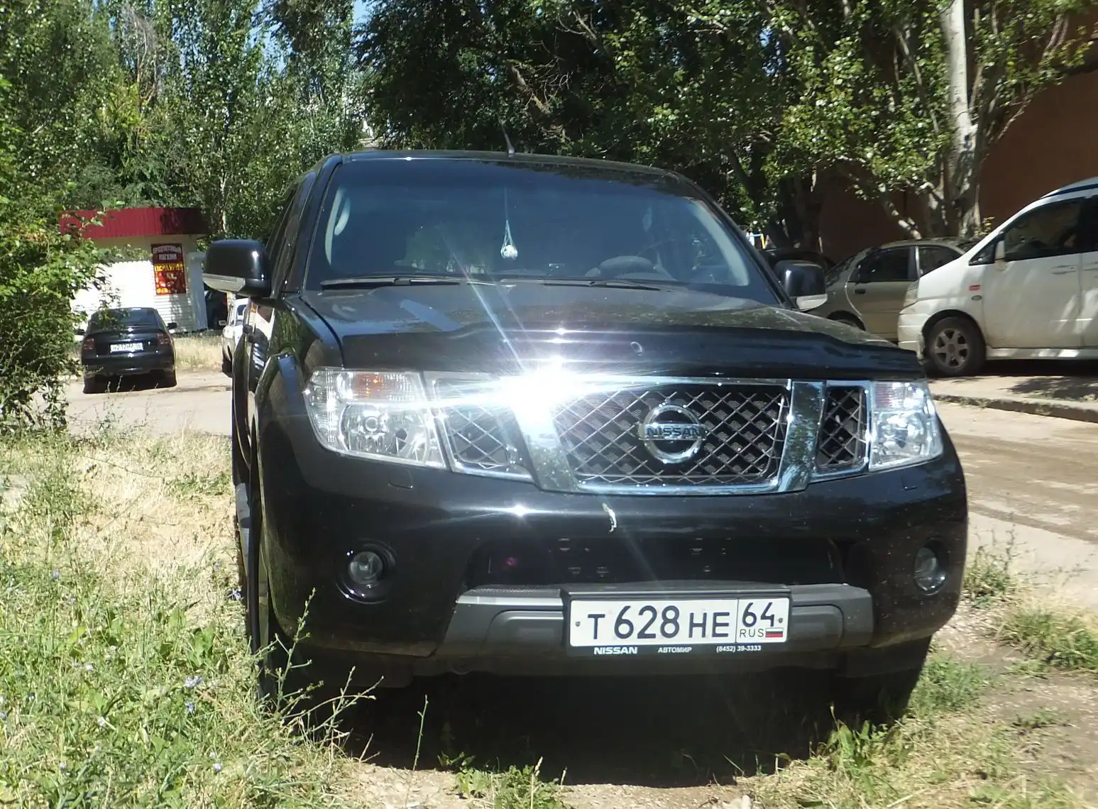Фото автомобиля NISSAN NAVARA, 2012 — госномер Т628НЕ64. Цвет: ЧЕРНЫЙ