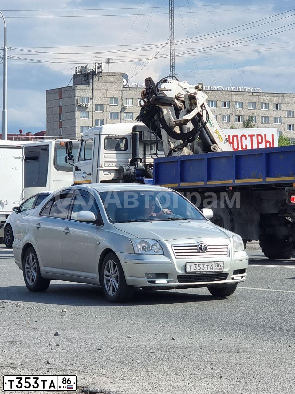 Фото автомобиля TOYOTA AVENSIS, 2003 — госномер Т353ТА86. Цвет: СВЕТЛО-СЕРЫЙ