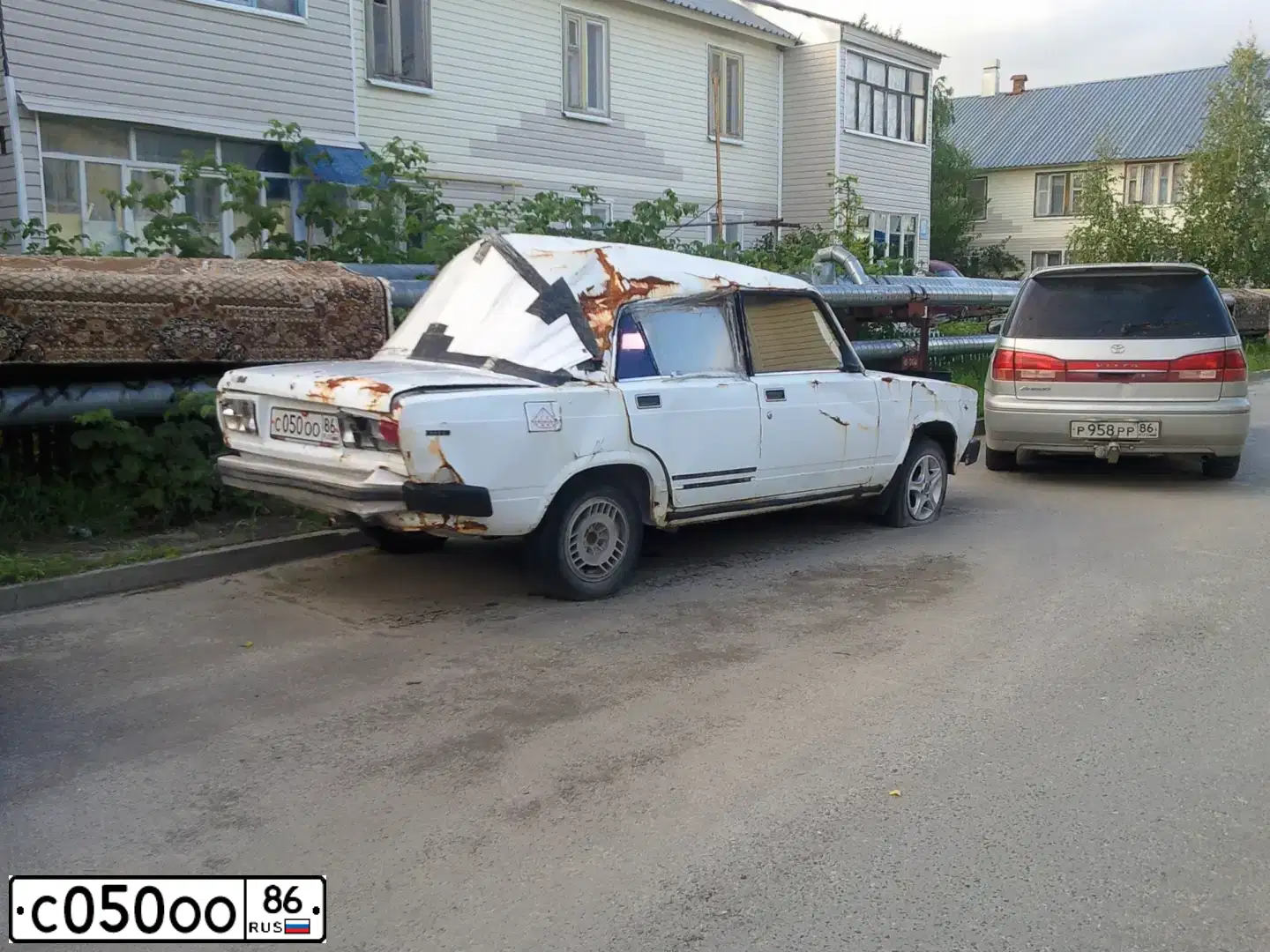 Фото автомобиля TOYOTA CAMRY, 2015 — госномер Е757КО186. Цвет: БЕЛЫЙ ПЕРЛАМУТР