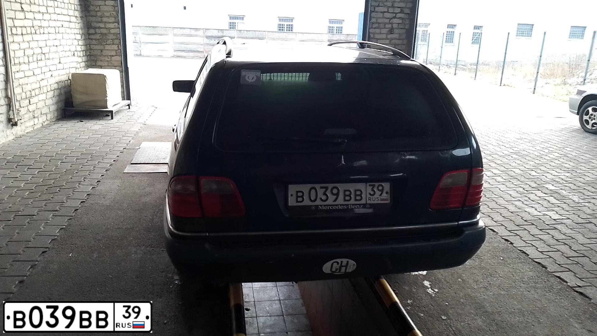 Фото автомобиля MERCEDES E-KLASSE, 1999 — госномер В039ВВ39. Цвет: СИНИЙ ТЕМНО-СИНИЙ