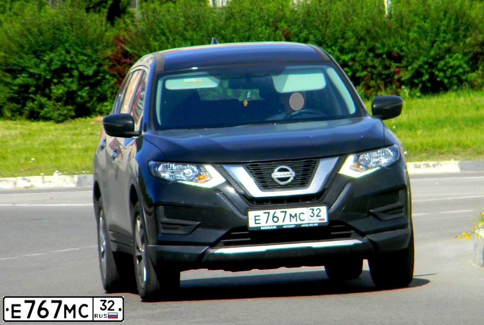 Фото автомобиля NISSAN X-TRAIL, 2019 — госномер Е767МС32. Цвет: ЧЕРНЫЙ