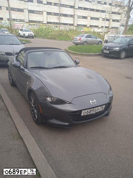 Фото автомобиля МАЗДА MX-5 MIATA, 2016 — госномер О985УО799. Цвет: СЕРЫЙ